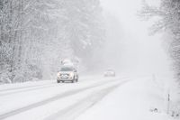 Snön drar in västerifrån över norra Sverige på tisdagen. SMHI uppmanar till försiktighet i trafiken. Arkivbild.
