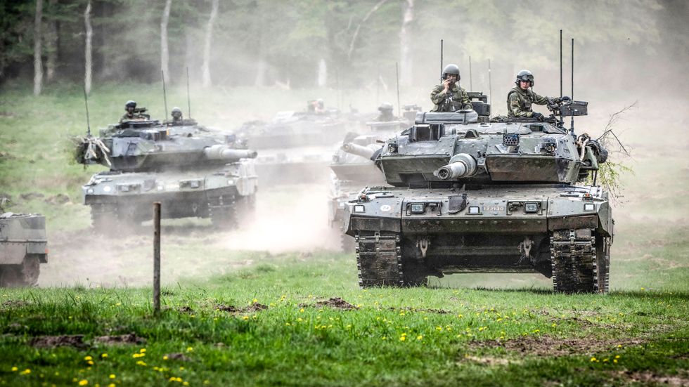 Stridsvagn 122 (Sveriges version av Leopard 2) på en övning i Revingehed. 