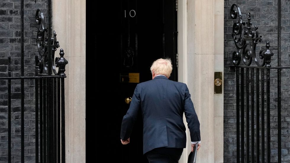 Boris Johnson på väg in på 10 Downing Street efter att ha meddelat sin avgång.