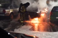Räddningstjänsten släcker en bilbrand i Malmö vid 23-tiden på söndagskvällen. En av tio den arbetsdagen. Natten innan brann 15 bilar.