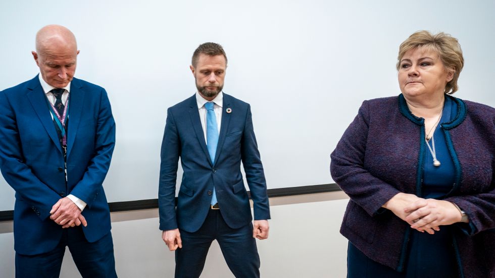 Norges statsminister Erna Solberg till höger tillsammans med Helsedirektoratets chef Bjørn Guldvog och hälsa- och omsorgsminister Bent Høie.