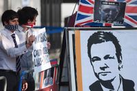 Ecuador har erbjudit Sverige att förhöra Julian Assange på landets ambassad i London, dit han  tagit tillflykt för att slippa överlämnas till Sverige eller USA.