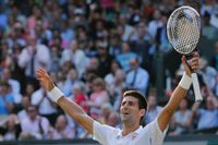 Novak Djokovic firar efter att ha tagit hem Wimbledontiteln för andra gången.