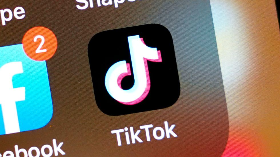 Den populära appen Tiktok erbjuder sina, ofta unga, användare ett oändligt flöde av korta videoklipp. Arkivbild.