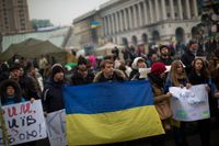 Protester i Kiev mot den ryska militära upptrappningen.