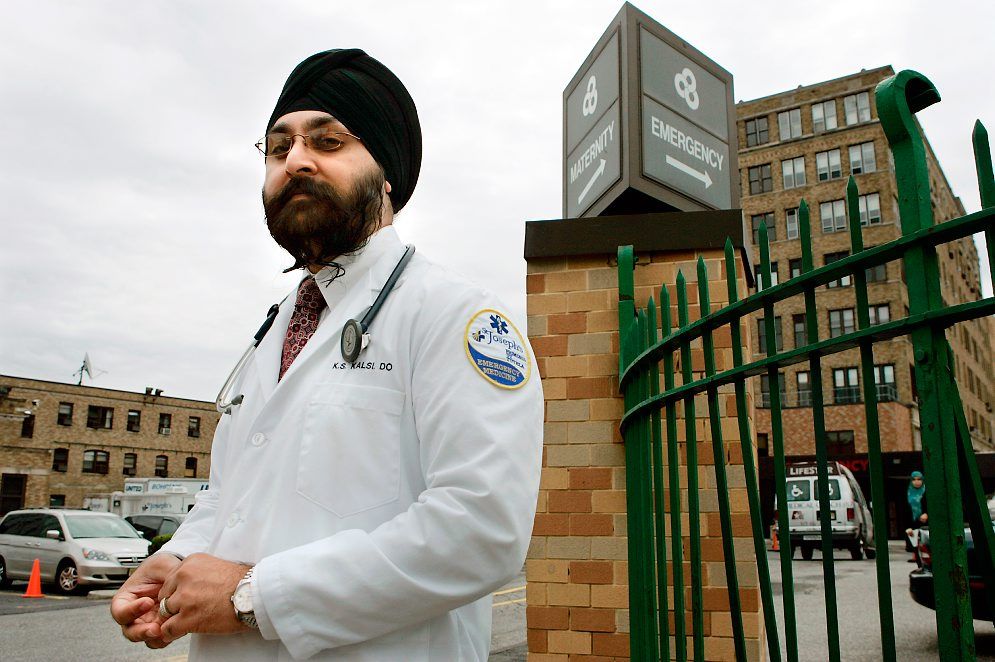 Den amerikanske sikhiske läkaren Kamal S Kalski blev uppmärksammad när han hävdade rätten att bära sin turban både på sjukhuset och i armén.