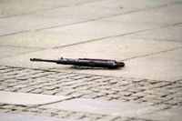 En k-pist låg kvar på trottoaren när en restaurang i Göteborg besköts 2004. Nu vill Rikspolisstyrelsen förbjuda dessa vapen – som finns kvar i Sverige tack vare ett undantag.