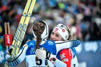 Sveriges Ebba Andersson gratulerar vinnaren Therese Johaug efter 10 kilometer fristil i världscuptävlingarna i Ulricehamn.