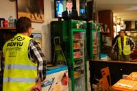 En anhängare till Gula västarna tittar på president Emmanuel Macrons tv-sända tal på måndagkvällen.