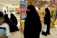 Kvinnor handlar i en shoppinggalleria i Saudiarabiens huvudstad Riyadh. Inkomsterna från oljan har lett till en mycket stor inhemsk konsumtion.
