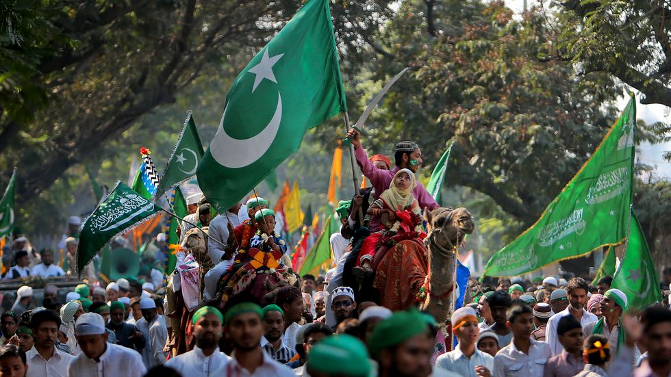 Muslimska indier firar profetens födelsedag i Hyderabad.