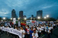 Tusentals romerska katoliker marscherade runt parken Rizal i Manila för att protestera.
