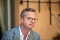 Näringsminister Mikael Damberg ser kritiskt på Telias köp av TV4