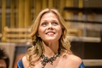 Sopranen Miah Persson gör en imponerande insats i ”La rosa profunda” för sopran och orkester under Tommie Haglund-weekenden.