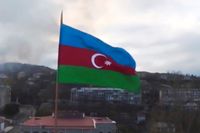 Orten Sjusja, som också kallas Sjusji och har några tusen invånare, står under Azerbajdzjans kontroll. Bilden där en azerisk flagga hissats i staden har distribuerats av Azerbajdzjan.
