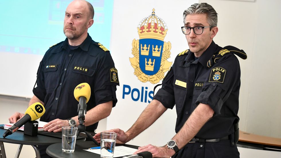 Poliserna Stefan Hector (tv) och Magnus Sjöberg från Noa informerar under en pressträff kring råd och rekommendationer om hur man bör agera om ett terrorattentat skulle ske. Syftet är att höja den generella medvetenheten hos allmänheten kring terrorism.