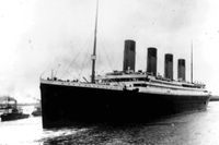 Titanic lämnar hamnen i Southampton, England, 1912.