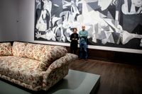 Mårten Castenfors (th), chef för Liljevalchs, och utställningskommissarie Lena Rydén, framför en replika av Pablo Picassos ”Guernica”. I förgrunden en soffa av Josef Frank.