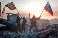 I en stillbild från ett videoklipp från Wagnerchefen Prigozjins presstjänst syns den ryska flaggan viftas med i vad som påstås vara Bachmut.
