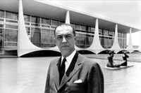 Juscelino Kubitschek, Brasiliens president 1956–1961, som beordrade konstruktionen av Brasilia. Bostadsaxeln består av 96 superblock som skulle vara små, fristående och självförsörjande.