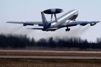 Natos AWACS-plan har normalt en besättning om 16 personer. Flygplan av denna typ, Boeing E-3A-Sentry, har använts sedan 1980-talet.