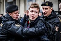 Aktivisten och journalisten Roman Protasevitj som befann sig ombord, greps på flygplatsen i Belarus huvudstad Minsk sedan planet tvingats landa i Minsk.
