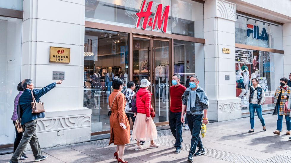 H&M-butik i Shanghai. Nu får klädjätten kritik för uttalande om tvångsarbete i Xinjiang-provinsen.
