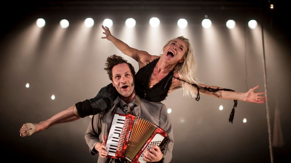 Charlotta Öfverholm och Lindy Larsson i ”Pas de deux sans toi”, som ges 12 oktober på Dansmuseet. Festivalen pågår t o m 17 oktober.