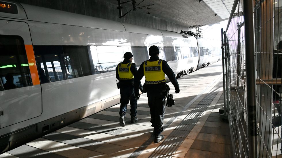 Polis vid gränskontrollen vid Hyllie tågstation i Malmö. Sedan gränskontrollerna förstärkts med civila passkontrollanter har antalet direktavvisningar dubblerats. Arkivbild.