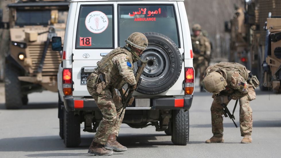 Brittiska soldater undersöker en ambulans vid platsen för ett väpnat angrepp i Kabul, den 6 mars.
