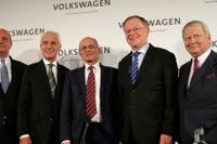 På bilden syns Volkswagens nye vd Matthias Müller, tvåa från vänster, samt vice ordförande Berthold Huber i mitten.