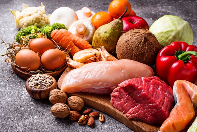 Grönsaker, nötter och protein från kött ingår i paleokost.