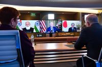 Bild från "Quad"-ledarnas möte i mars. I förgrunden Australiens utrikesminister Marise Payne och premiärminister Scott Morrison. På bildskärmarna (från vänster till höger): Indiens premiärminister Narendra Modi, USA:s president Joe Biden och Japans premiärminister Yoshihide Suga.