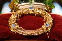 Krona med delar som sägs komma från Jesus törnekrona är räddad, enligt Paris borgmästare.