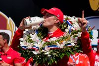 Marcus Ericsson med traditionella mjölkdrickandet efter fjolårets seger i Indy 500. Arkivbild.