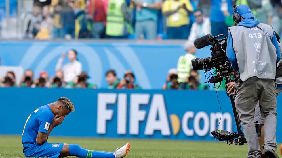 Neymar satte sig ner på mittplan, med tårar, efter Brasiliens 2–0-seger mot Costa Rica. Pressen är dock fortsatt stor på Brasilien inför avslutningen av grupp E.