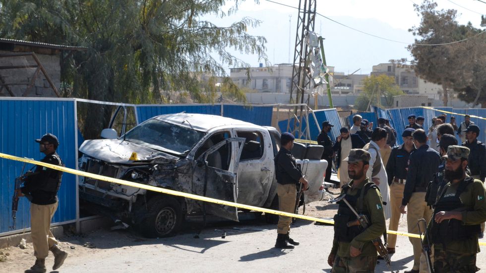 Fyra poliser har dödats av en självmordsbombare i Quetta i Pakistan. Bilden är från annat tillfälle i november 2017 då en bil med poliser attackerades i samma stad.