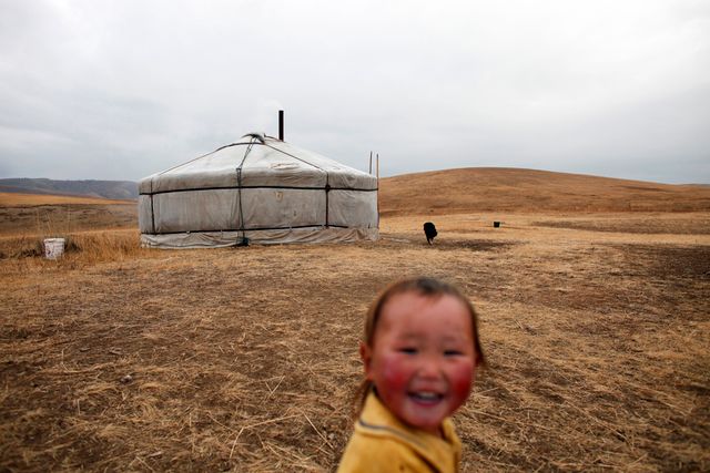 Tvåårige Jugderdem i Shivert, Mongoliet, bor i världens minst tättbefolkade land. Här har varje person en halv kvadratkilometer till sitt förfogande.