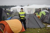 Polis på campingen vid Bråvallafestivalen på lördagen.