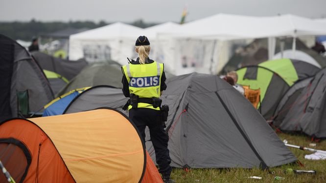 Polis på campingen vid Bråvallafestivalen på lördagen.