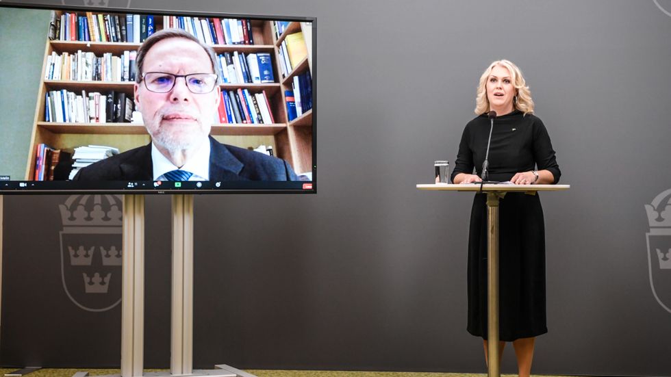 Coronakommissionens ordförande Mats Melin tillsammans med socialminister Lena Hallengren (S) vid tisdagens pressträff där delrapporten presenterades.