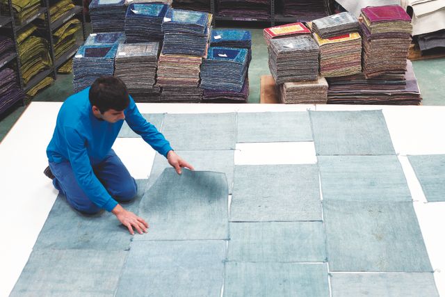 GÖRLEV består av delar från återvunna mattor som tvättats och färgats.