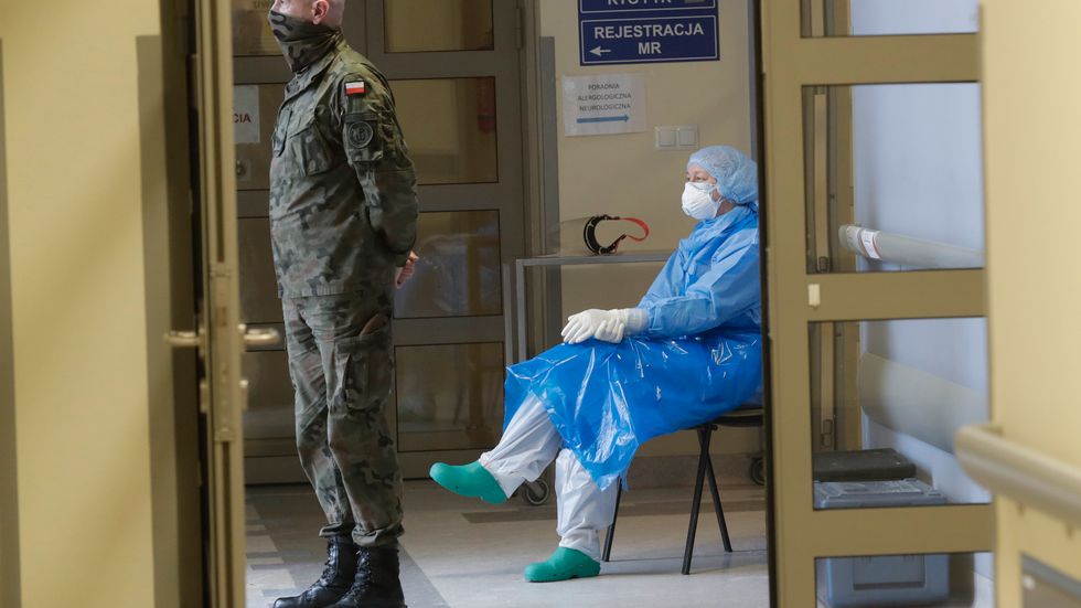 En polsk soldat och en sjuksköterska på ett sjukhus i Krakow i Polen, där vaccinationer mot coronaviruset pågår.