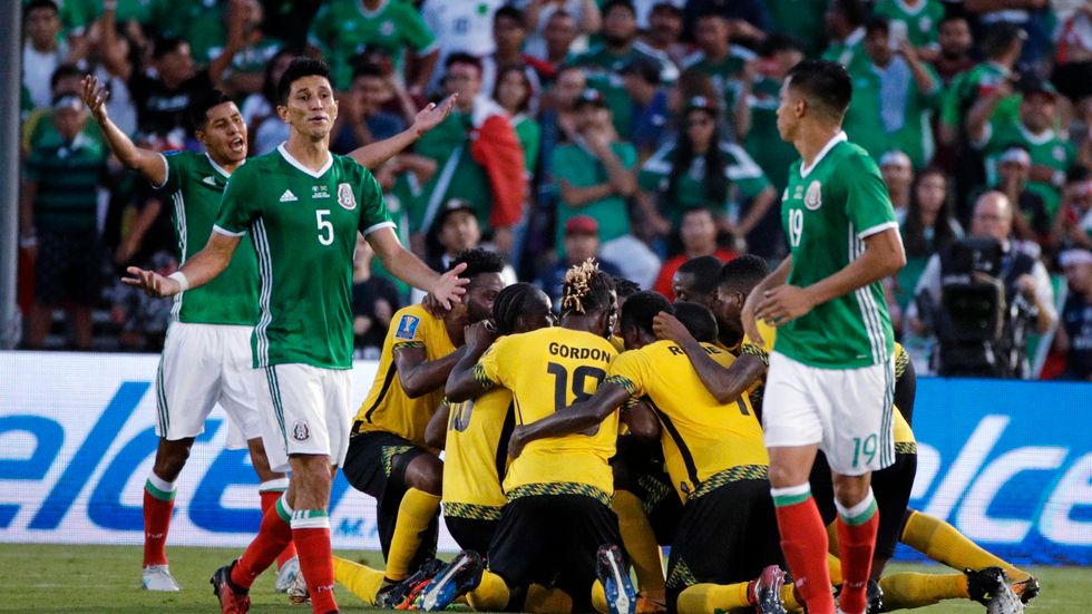 Jamaicas spelare firar det som skulle bli det sena segermålet mot Mexiko i semifinalen av Gold Cup.