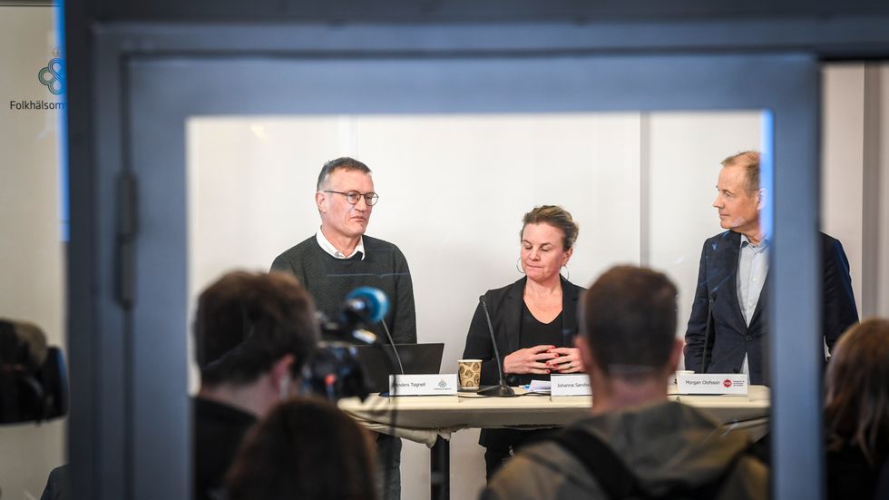 Statsepidemiolog Anders Tegnell, Johanna Sandwall socialstyrelsen och Morgan Olofsson MSB vid måndagens presskonferens på Folkhälsomyndigheten.