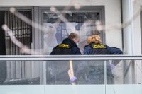 Här, på en balkong i ett bostadsområde i Farsta, söder om Stockholm, inträffade en explosion natten till fredag.