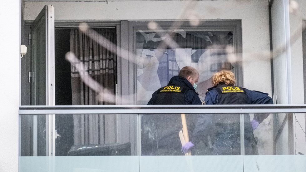 Här, på en balkong i ett bostadsområde i Farsta, söder om Stockholm, inträffade en explosion natten till fredag.