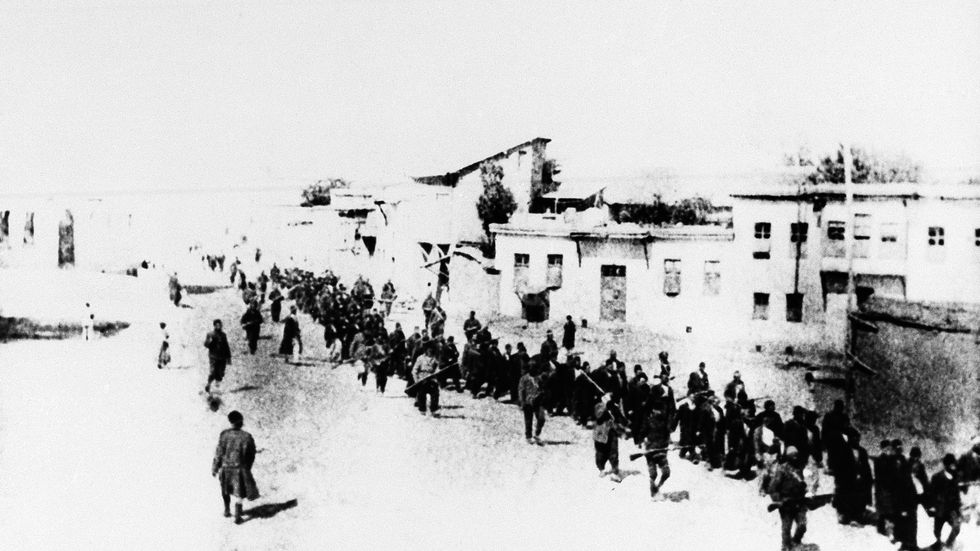 1915. Armenier kontrollerade med gevär i Osmanska riket.