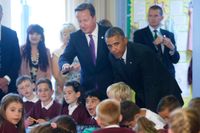 Barack Obama är på plats i Newport, Wales, för Nato-toppmöte. Här besöker han en skola tillsammans med David Cameron.