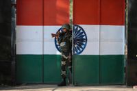 Indien och Pakistan har varit bittra fiender sedan självständigheten, men byter vid varje årsskifte listor över atomanläggningar. På bilden en indisk soldat i det omstridda Kashmir.